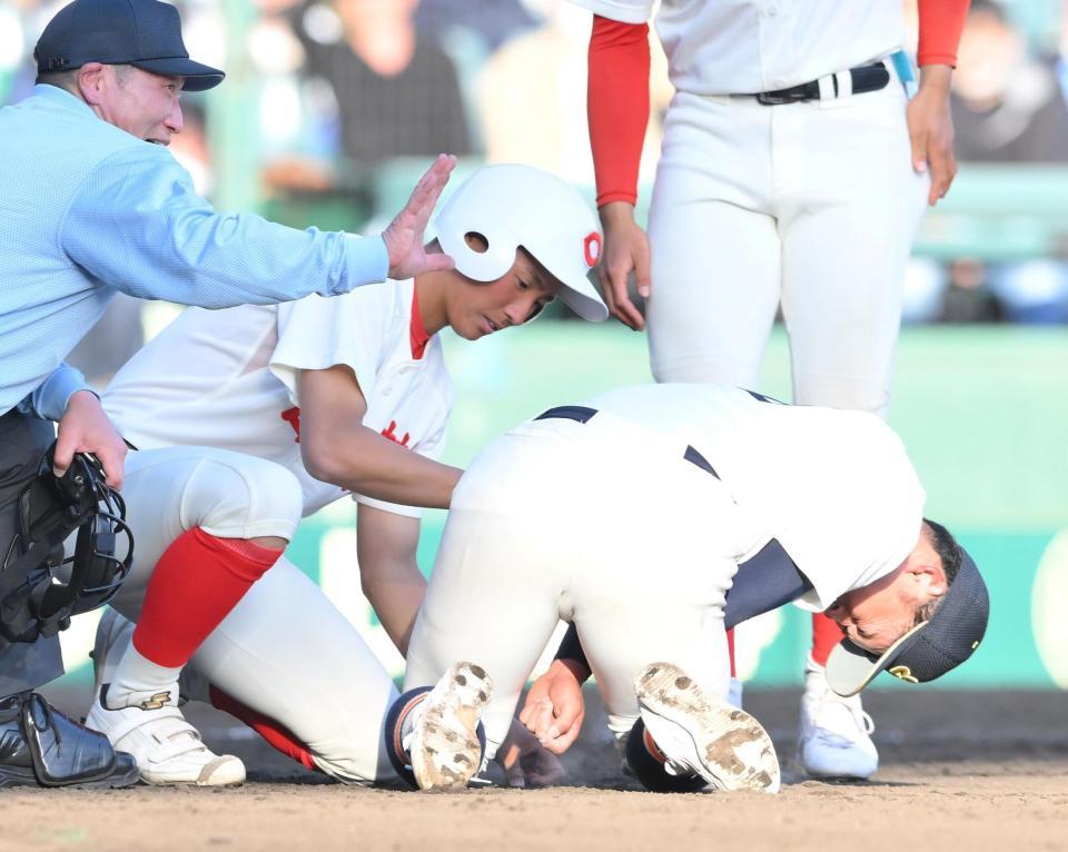 　８回、捕手の二塁への送球を左腕に受けた英明・寿賀弘都（右）に駆け寄る智弁和歌山のベースコーチ（撮影・伊藤笙子）