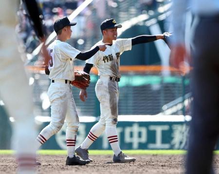 　９回、試合が再開され、アピールする作新学院ナイン