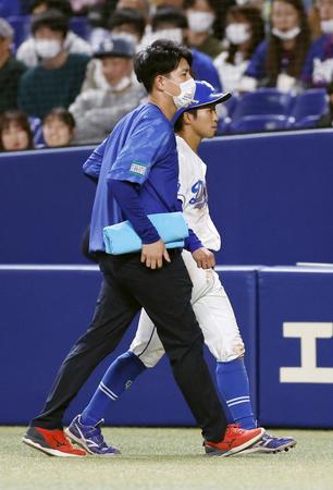 　５回、けん制球で帰塁した際に右肩を痛め、ベンチに引き揚げる田中（奥）