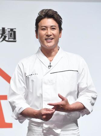 　山下本気うどんフランチャイズ募集開始記者発表会に登場した新庄監督（撮影・佐々木彰尚）