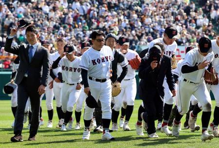 　応援団にあいさつを終え、ベンチに戻る広陵・中井監督（中央）＝撮影・山口登