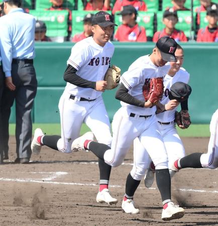 　初戦突破を決め、スタンドへと駆け出す広陵・真鍋慧（左）＝撮影・伊藤笙子