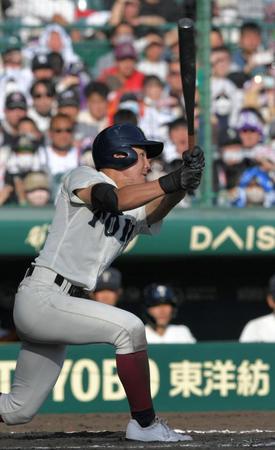 ７回、適時二塁打を放つ大阪桐蔭・山田＝甲子園（撮影・北村雅宏）