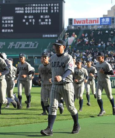大阪桐蔭に僅差で敗れ、肩を落とす敦賀気比・東監督（中央）と敦賀気比ナイン（撮影・北村雅宏）