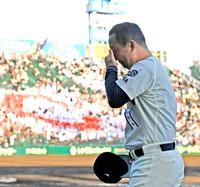 　涙をぬぐう香川監督（撮影・伊藤笙子）