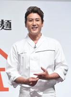 　山下本気うどんフランチャイズ募集開始記者発表会に登場した新庄監督（撮影・佐々木彰尚）