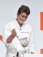 　うどんの湯切りをする新庄監督（撮影・佐々木彰尚）