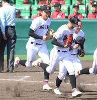 　初戦突破を決め、スタンドへと駆け出す広陵・真鍋慧（左）＝撮影・伊藤笙子