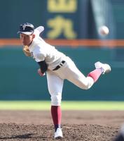 　先発し力投する大阪桐蔭・前田悠伍（撮影・山口登）