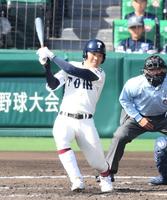 　３回、レフトへ適時三塁打を放つ大阪桐蔭・村本勇海（撮影・伊藤笙子）