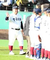 　敦賀気比を破って初戦突破し、前田ら選手たちをたたえる大阪桐蔭・西谷監督（左）＝撮影・伊藤笙子