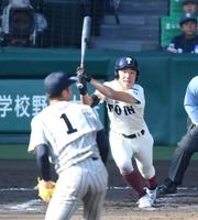 ７回、敦賀気比・辻（手前）からセンターへ適時二塁打を放つ大阪桐蔭・山田（撮影・伊藤笙子）