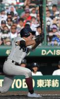 ７回、適時二塁打を放つ大阪桐蔭・山田＝甲子園（撮影・北村雅宏）
