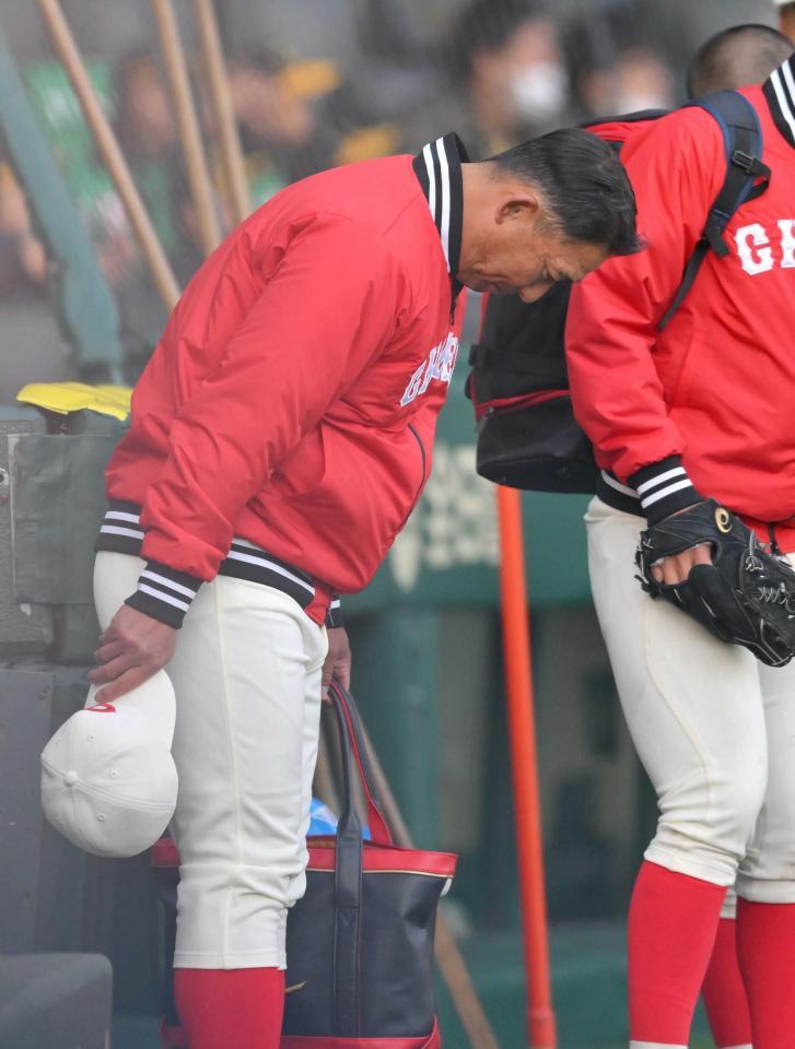 　一礼してグラウンドを去る智弁和歌山・中谷監督