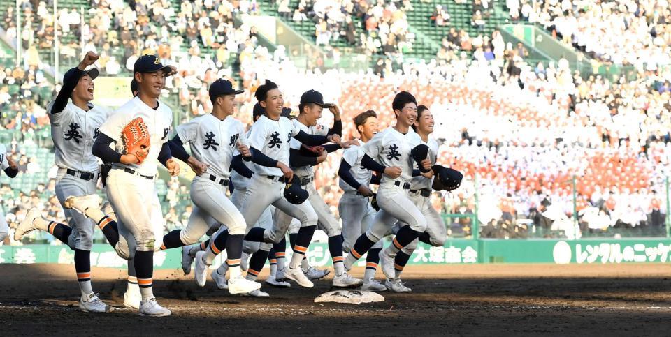 　智弁和歌山に競り勝ち、喜びを爆発させる英明ナイン（撮影・伊藤笙子）