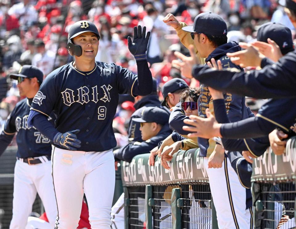 　１回、先頭打者本塁打を放ち、ナインに迎えられる野口