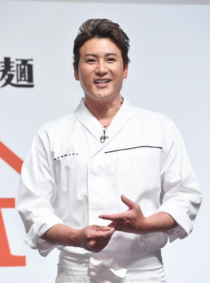 　山下本気うどんフランチャイズ募集開始記者発表会に登場した新庄監督（撮影・佐々木彰尚）
