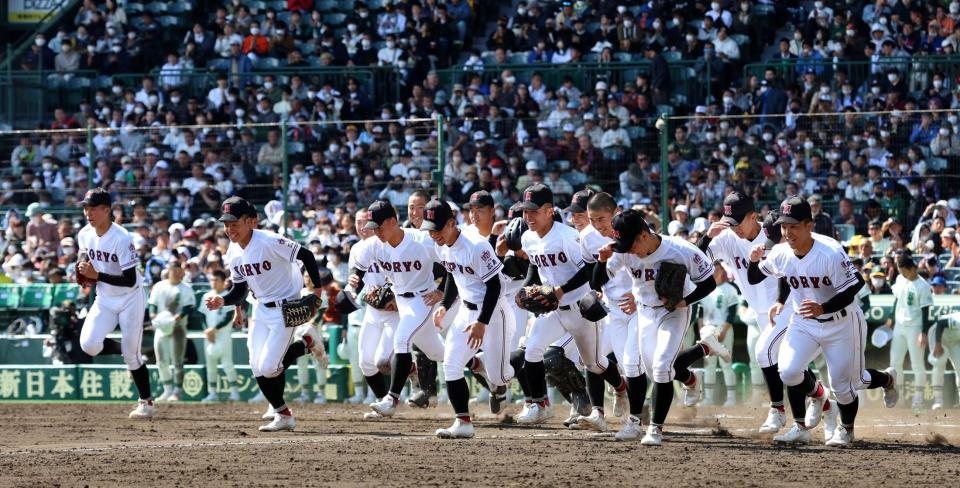 　初戦突破した広陵ナインは応援団にあいさつに向かう（撮影・山口登）