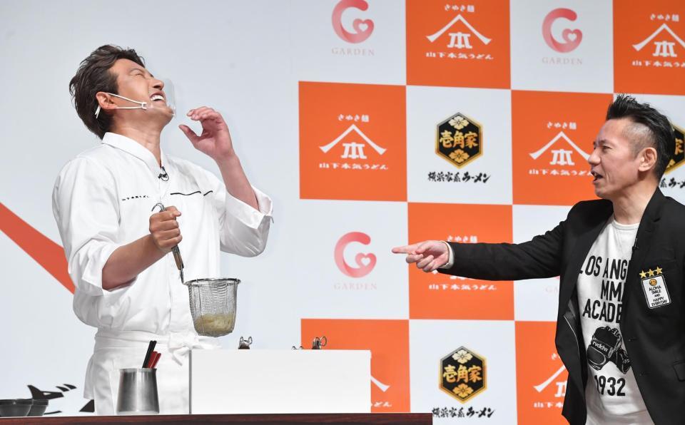 　インタビューマン山下（右）から湯切りのアドバイスを受けた新庄監督（撮影・佐々木彰尚）