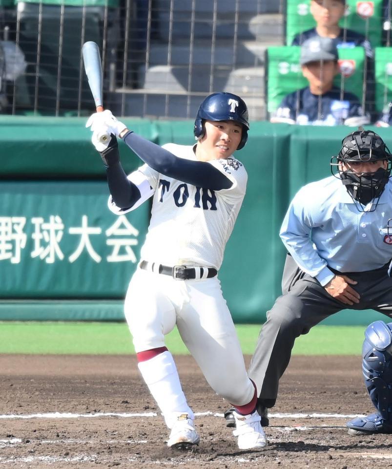 　３回、レフトへ適時三塁打を放つ大阪桐蔭・村本勇海（撮影・伊藤笙子）