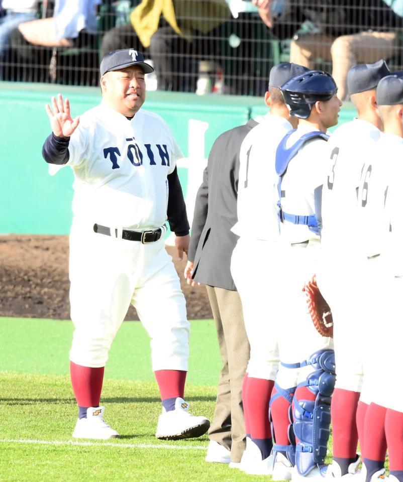 　敦賀気比を破って初戦突破し、前田ら選手たちをたたえる大阪桐蔭・西谷監督（左）＝撮影・伊藤笙子