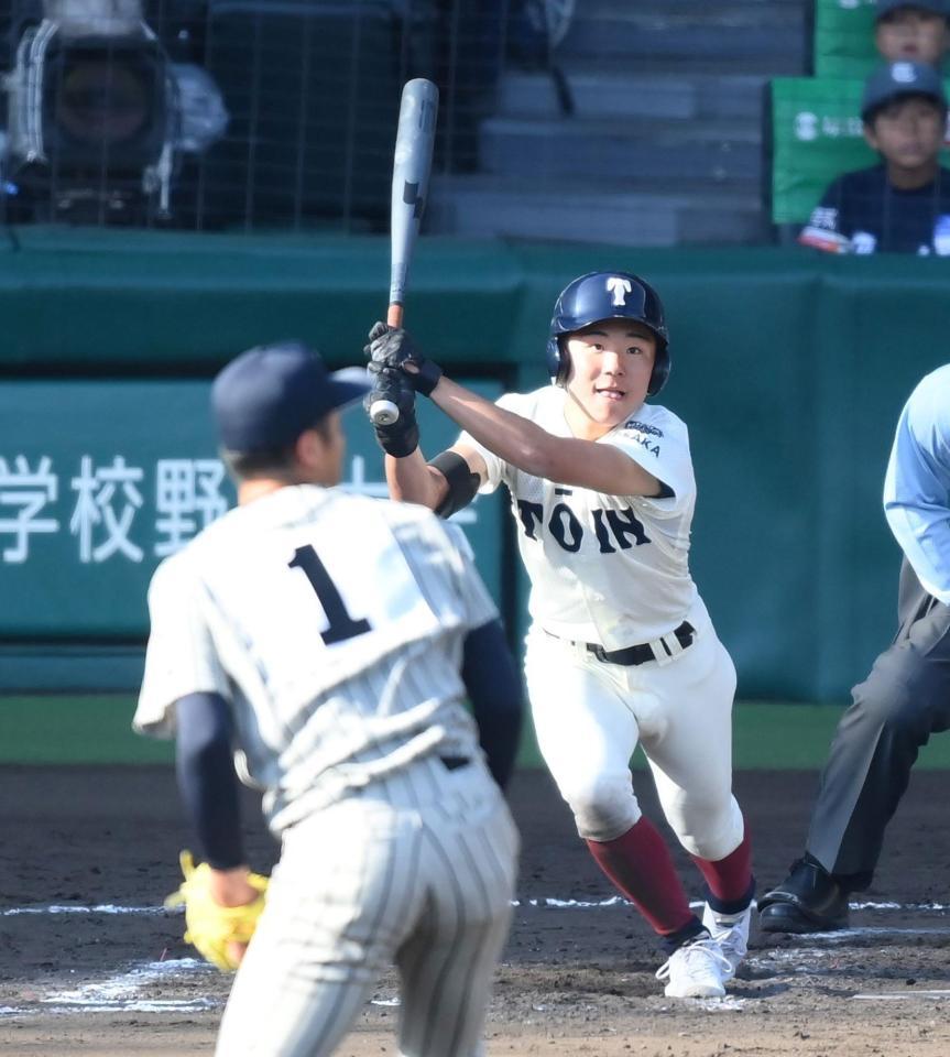 ７回、敦賀気比・辻（手前）からセンターへ適時二塁打を放つ大阪桐蔭・山田（撮影・伊藤笙子）