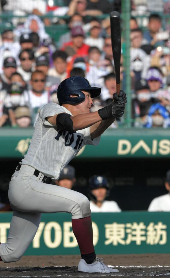 ７回、適時二塁打を放つ大阪桐蔭・山田＝甲子園（撮影・北村雅宏）