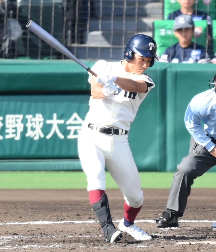 　３回、レフトへ適時打を放つ大阪桐蔭・徳丸快晴（撮影・伊藤笙子）