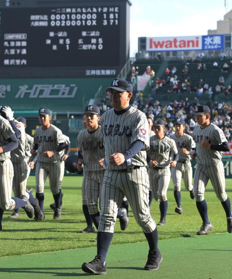 大阪桐蔭に僅差で敗れ、肩を落とす敦賀気比・東監督（中央）と敦賀気比ナイン（撮影・北村雅宏）