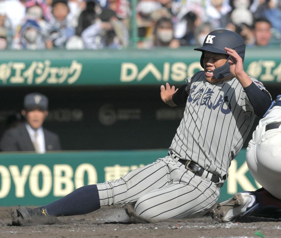 　４回、友田の適時二塁打で生還する敦賀気比・佐伯（撮影・北村雅宏）