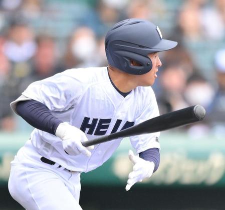 ２回、遊撃への内野安打で出塁した龍谷大平安・平中（撮影・伊藤笙子）