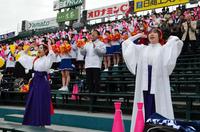 　試合前にエールを送る能代松陽応援部の（左から）猿田副部長と半田部長