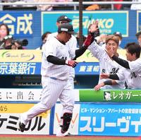 　７回、勝ち越しの中犠飛を放ちナインとタッチを交わす井上（撮影・開出牧）