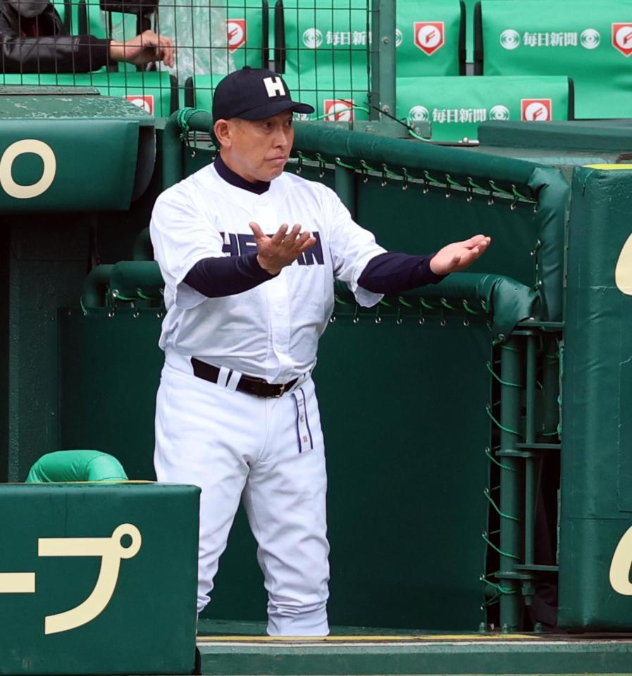 　ベンチから指示を出す龍谷大平安・原田監督（撮影・山口登）