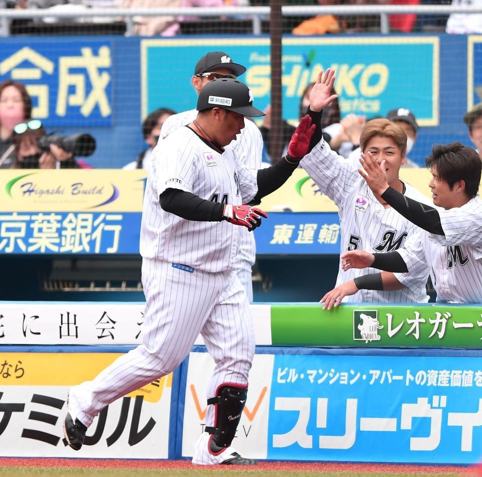 　７回、勝ち越しの中犠飛を放ちナインとタッチを交わす井上（撮影・開出牧）