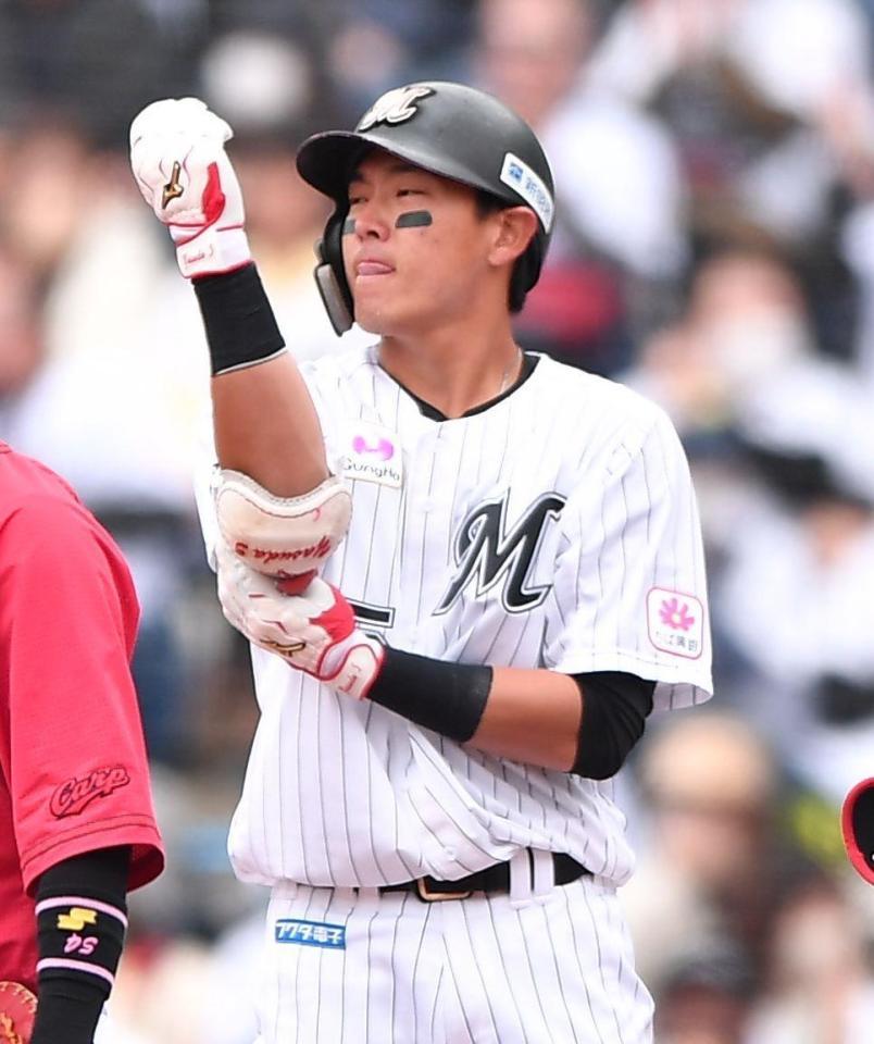 　５回、同点の右前適時打を放ち舌を出す安田（撮影・開出牧）