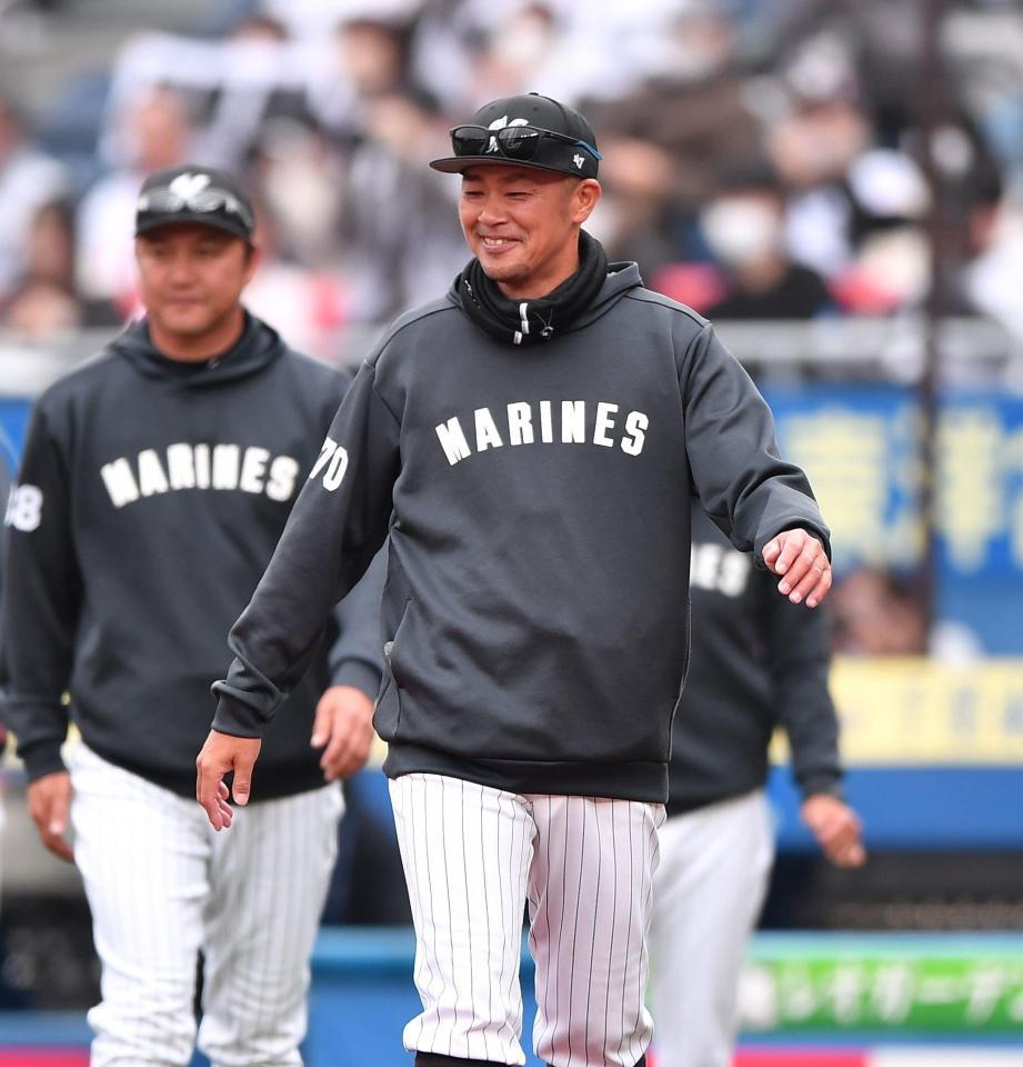 　広島に競り勝ちご機嫌の福浦監督代行（撮影・開出牧）