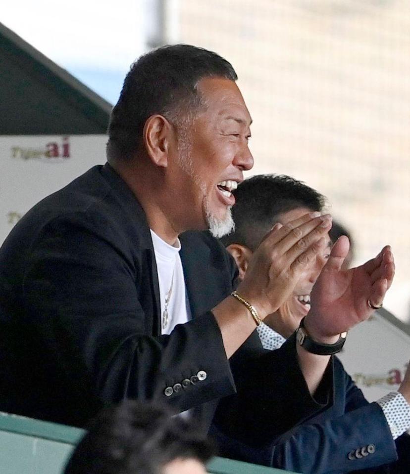 　仙台育英－慶応戦を観戦し、次男勝児内野手の安打に拍手する清原和博さん