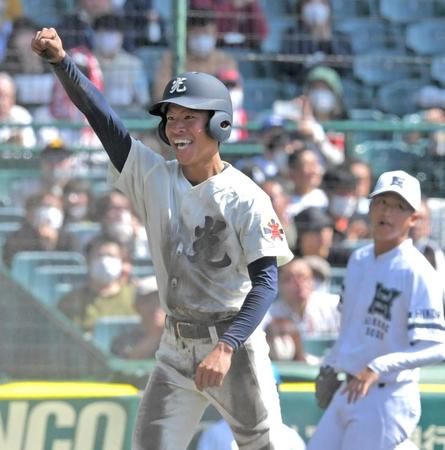 　８回、岡本の適時打で生還した光・奥村は拳を突き上げる（撮影・北村雅宏）