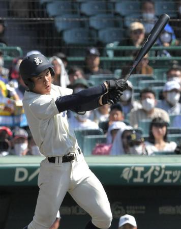 　８回、先制となる適時打を放つ光・岡本（撮影・北村雅宏）