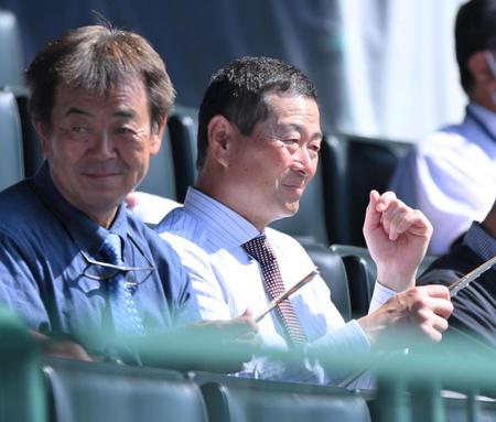 　水野スカウト部長（左）とともに視察に訪れた桑田ファーム総監督（撮影・伊藤笙子）