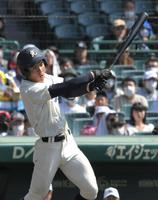 　８回、先制となる適時打を放つ光・岡本（撮影・北村雅宏）