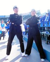 　アルプスから声援を送った城東の応援団（左から）松本華奈さんと浅野結優さん