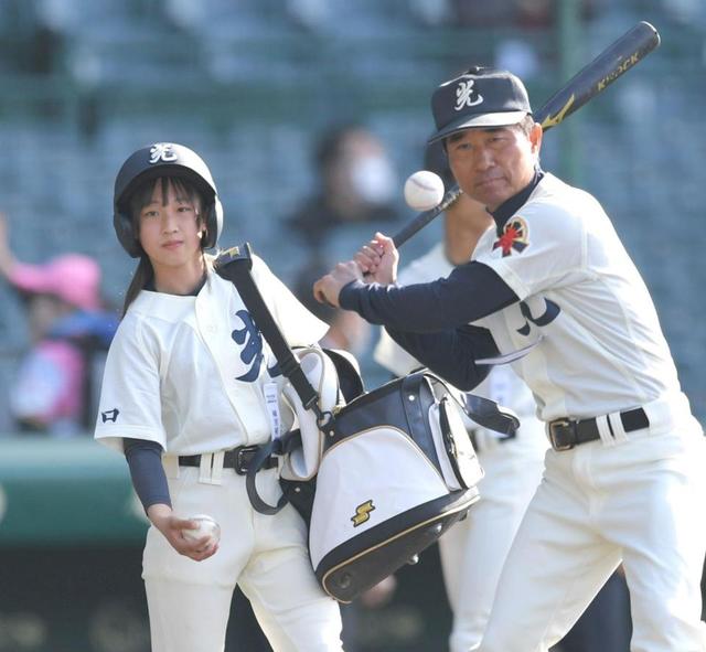 【写真】サイズがちょっぴり大きめユニが愛くるしい　甲子園で初めて女子部員がノック補助