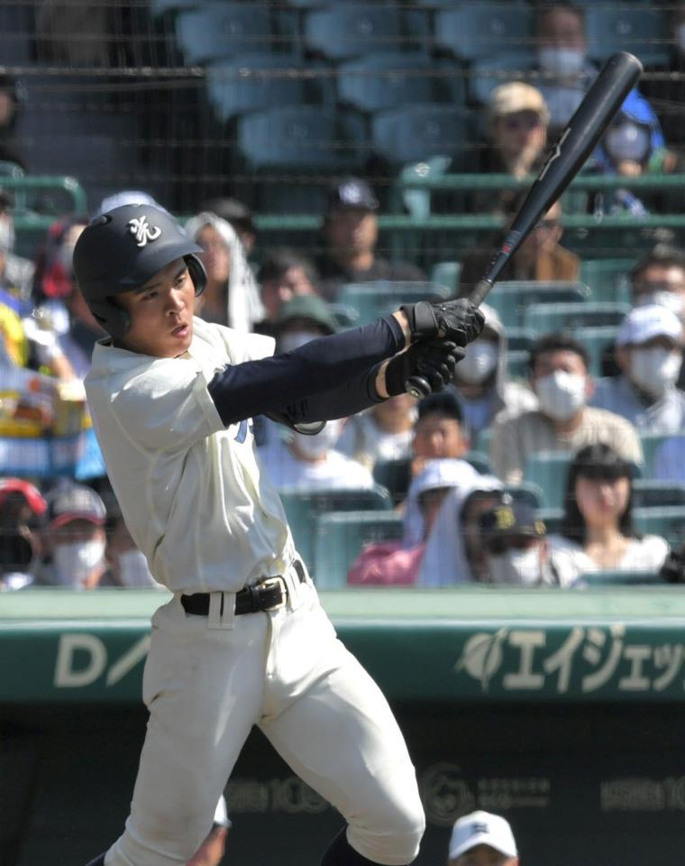 　８回、先制となる適時打を放つ光・岡本（撮影・北村雅宏）