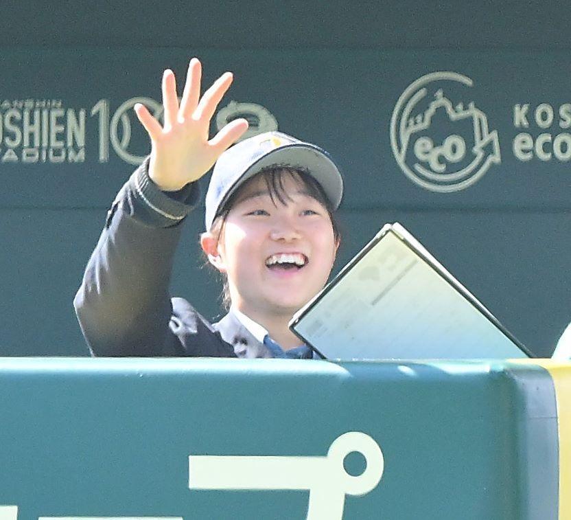 　２回、城東・長谷鴻志郎のスクイズで勝ち越し、笑顔を見せる記録員の城東・永野悠菜さん（撮影・伊藤笙子）