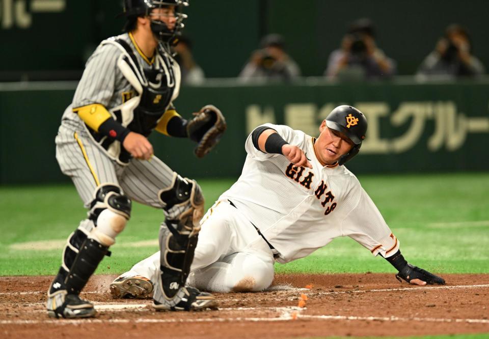 　５回、ブリンソンの適時打で生還する中田（撮影・金田祐二）