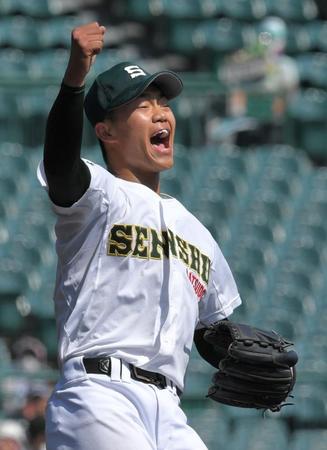 　完封勝利を挙げ、拳を上げる専大松戸・平野（撮影・北村雅宏）