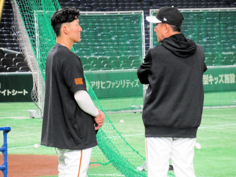 　原監督と話をする梶谷