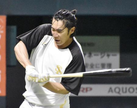 　打撃練習する柳田